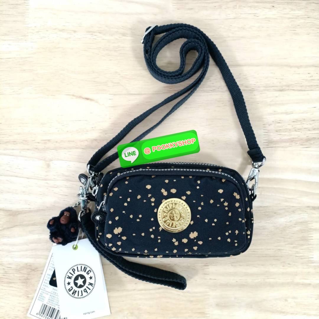KIPLING Monkey program Seoul up clutch & sling bag รุ่น 2 ซิป (ขนาด 7 นิ้ว) กระเป๋าคล้องมือ หรือ สะพายข้าง ขนาดเล็ก วัสดุ Nylon & Polyester 100% ใช้งานได้ 2 รูปแบบ มีสายสลับเปลี่ยนได้ทั้งแบบคล้องมือ และ สะพายข้าง ตามโอกาสการใช้งาน