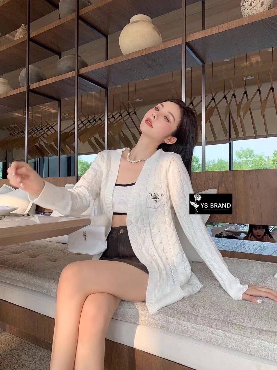 เสื้อคลุมไหมพรมแขนยาวคอวี ผ้าไหมพรมยืดเนื้ออย่างดีผ้าดีมากๆ นิ่ม เด้งยืดได้เยอะ ผ้าดีทอละเอียด ทอลายเกลียวทั้งตัว แต่งกระดุมด้านหน้า ติดเข็มกลัดPradaช่วงอก ถอดแยกได้ สวยหรูมากๆ โดดเด่นสุดๆ มาพร้อมป้ายคอ Prada Tagครบ สวยมาก งานคุณภาพ ห้ามพลาด จัดเลยจ้า