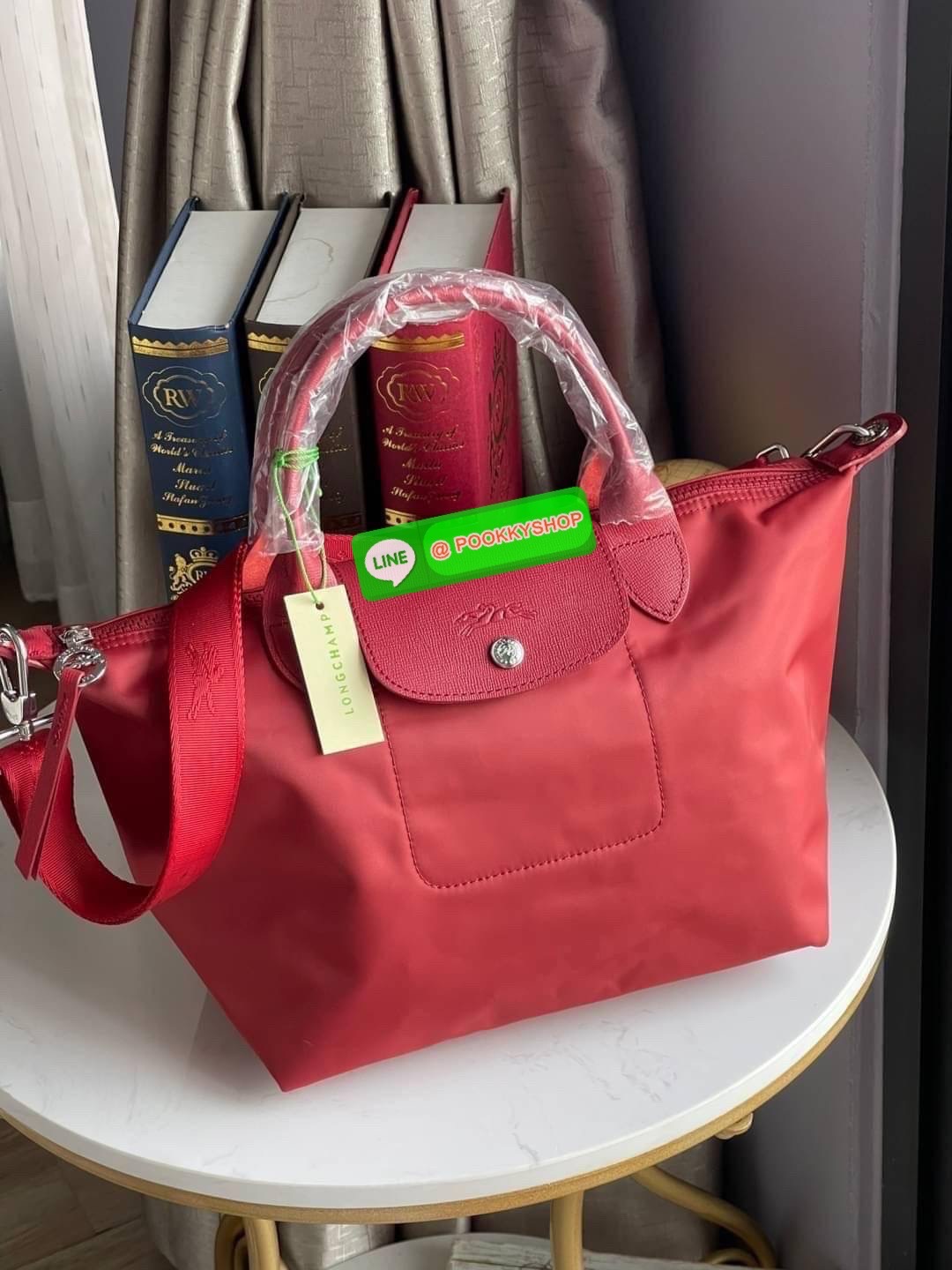 💕Longchamp LE PLIAGE NÉO TOP HANDLE BAG (small size) อีกหนึ่งรุ่นยอดนิยม ที่สาวๆ ต้องมีไว้เก็บไว้สักใบ กระเป๋าโท้ทใบนี้ มาพร้อมกับสีที่มีสไตล์เรียบง่าย มีสายสะพายยาวปรับสั้นยาวได้ช่วยให้คุณสามารถสะพายไหล่ได้อย่างสบาย ในตัวสายปักโลโก้อันเป็นสัญลักษ