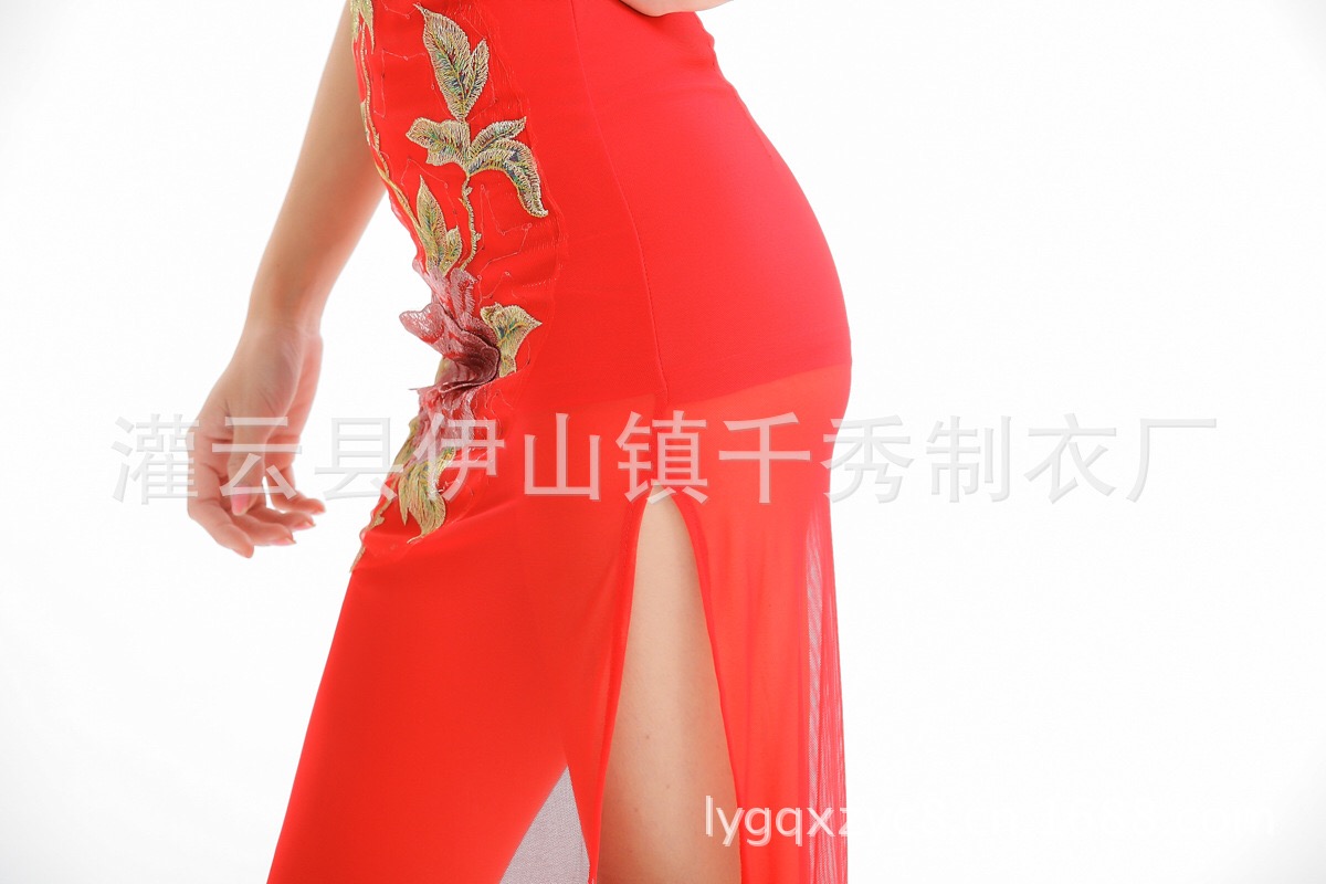 ชุดกี่เพ้ายาว ชุดสาวจีนอินเตอร์ กี่เพ้า จีนประยุกต์ แนวเจ้าพ่อเซี่ยงไฮ้ สีแดงสด ชุดแบบผูกคอ ผ่าสองข้าง พร้อมงานปัก เป็นรูปดอกช่วงกลางตัว งานดี ละเอียด สวยมากๆ คะ สวยสง่า หรูหราและเซ็กซี่อย่างที่สุด ..