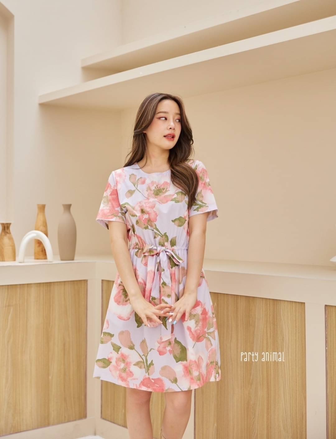 🌻🌸🪸ลายดอกไม้คิ้วท์ๆค้าา🥰🥰เดรสคอกลมแขนสั้นทรงกระโปรงเอบานเล็กน้อย เอวยืด เนื้อผ้าคอตตอน 100% ลายน่ารักค้าา มีซับในกระโปรง มีกระเป๋าล้วงข้างค่ะ 3ลาย