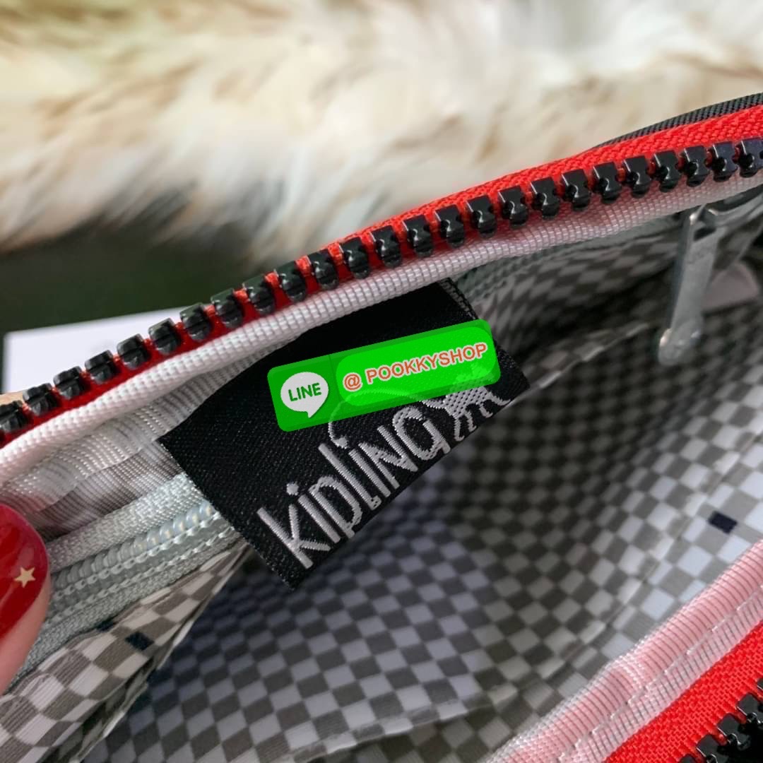 KIPLING 3 Monkey program Seoul up clutch & sling bag กระเป๋าคล้องมือ หรือ สะพายข้าง ขนาดเล็ก วัสดุ Nylon & Polyester 100% ใช้งานได้ 2 รูปแบบ มีสายสลับเปลี่ยนได้ทั้งแบบคล้องมือหรือสะพายข้าง เปิด-ปิดด้วยซิป ช่องหลักโล่ง มีช่องใส่บัตรด้านข้าง 6 ช่อง และช่องด