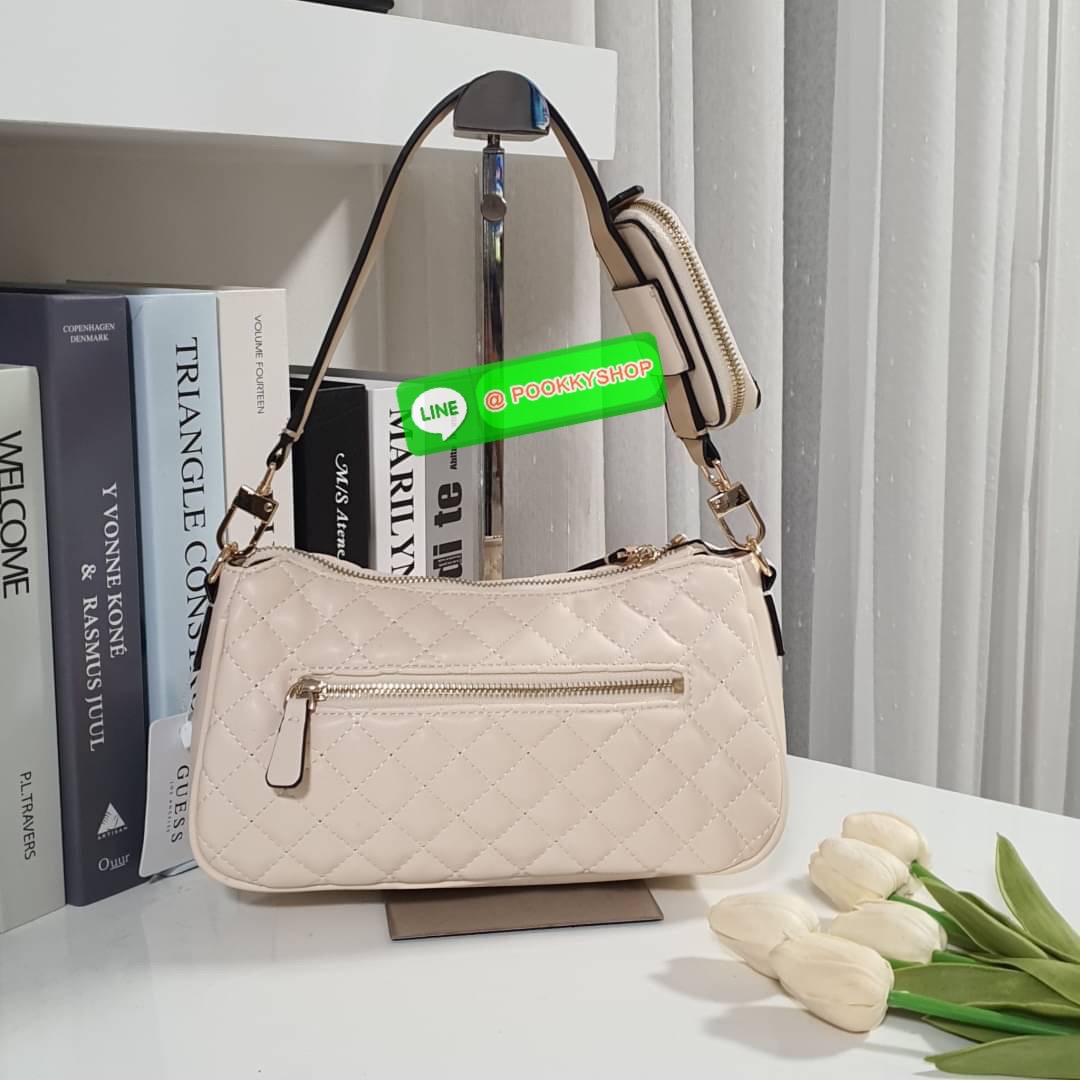 New Collection!! Guess woman’s Logo Cityy Handbag Bag กระเป๋าสะพายรุ่นใหม่ล่าสุด ทรงยอดนิยม มาพร้อมกระเป๋าใส่เหรียญสุดชิค ตัวกระเป๋าหนังนิ่มประดับโลโก้แบรนด์ เปิดปิดด้วยกระดุมซิปยาว ด้านในมีช่องโล่งกว้าง มีช่องใส่บัตร6ช่อง และช่องซิป มี ใส่กระเป๋าสตางค์ยา