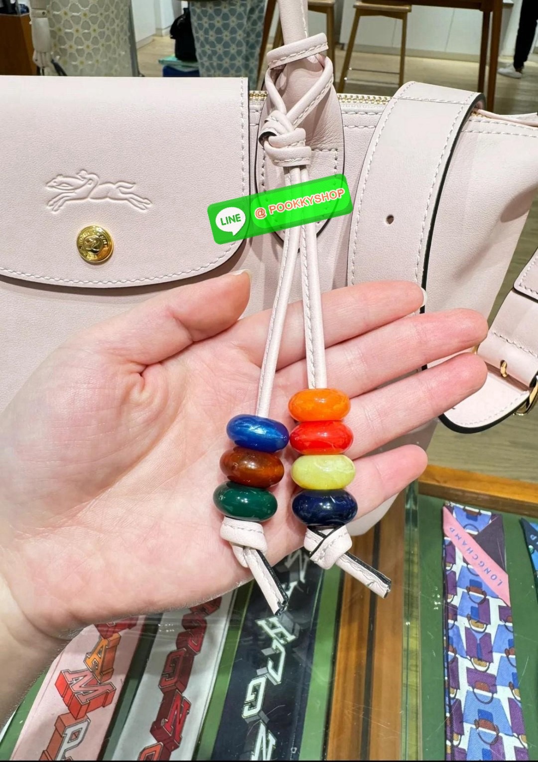 LONGCHAMP Le Pliage Xtra L Leather Handbag 🔖กระเป๋าสะพายคอสบอดี้ รุ่นใหม่โด่ดเด่นลูกเล่นของลูกปัดห้อยสีสันสดใส ทำให้กระเป๋าดูมีลูกเล่นมากขึ้น 🔖วัสดุ : หนังวัวทั้งใบนิ่มน่าสัมผัส 🔖เปิด-ปิดแบบกระดุมแป็ก มีซิปปิดปากกระเป๋าอีกชั้น ป้อง