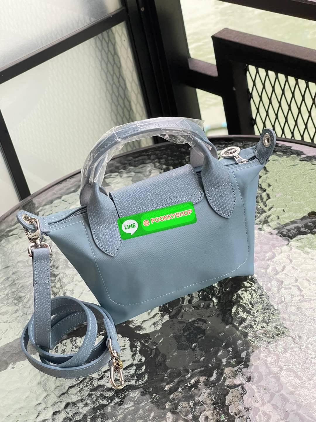 Longchamp x André XS Le Pliage Top Handle Bag พบกับคอลเลคชั่นสุดพิเศษจากลองฌองป์ ‘Longchamp & André’ ที่มีศิลปินกราฟิตี้ชื่อดัง อังเดร ซาไรวา (Mr. André Saraiva) เจ้าของคาเรคเตอร์การ์ตูนสุดร่าเริงอย่าง ‘มิสเตอร์เอ (Mr. A)’ มาร่วมออกแบบกระเป๋าคอลเลคชั่นพิเ