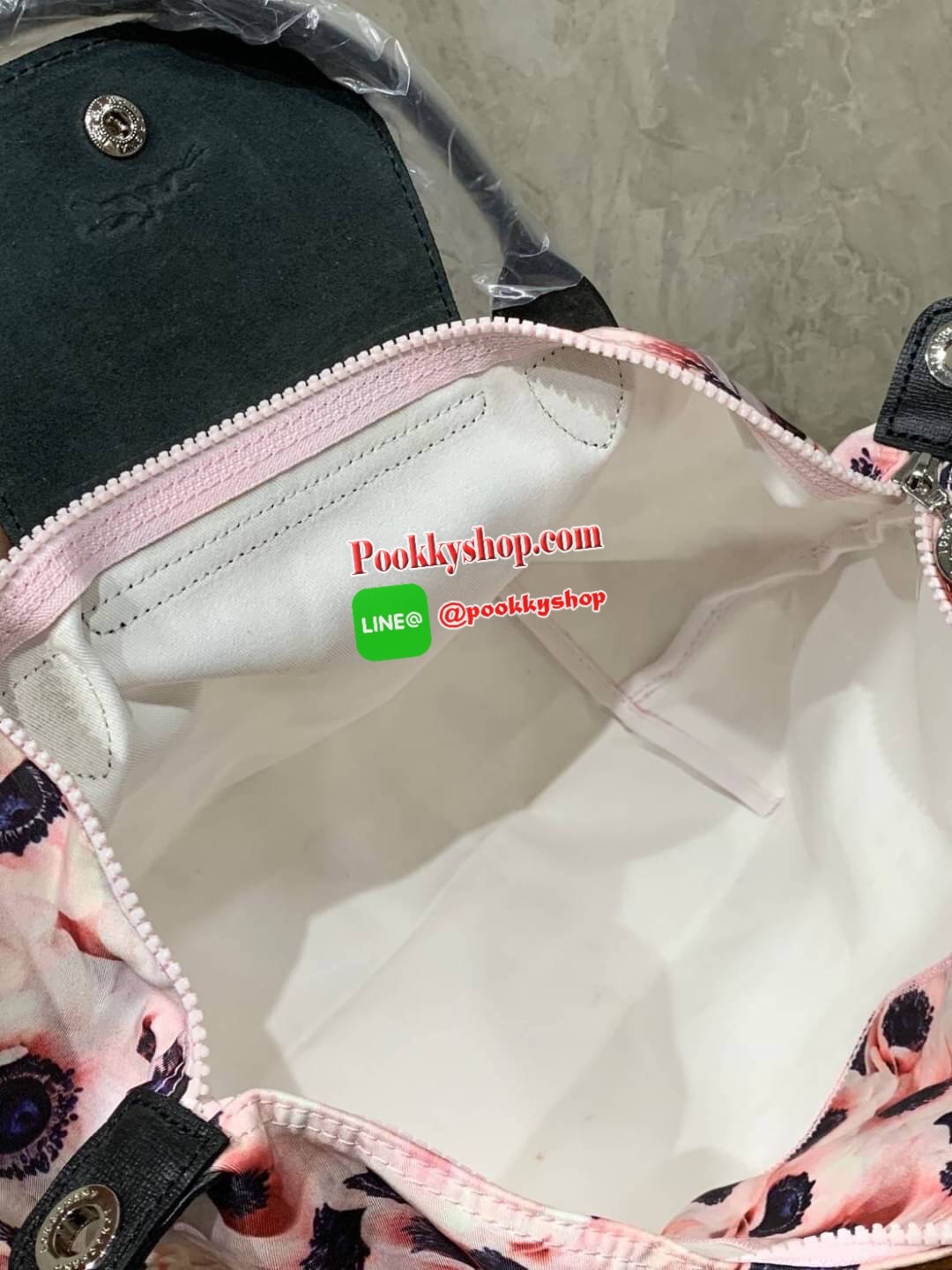 💕Longchamp Le Pliage Anémone Small &Medium อีกหนึ่งคอลเลคชั่นแบบสไตล์ Neo แบบพิมพ์ลาย ลวดลายบนกระเป๋าได้แรงบันดาลใจมาจากหญิงสาวปารีเซียงผู้หลงใหลในศิลปะ สื่อถึงเสน่ห์ของผู้หญิง วัยเยาว์ และความสดใส ได้อย่างแท้จริง นั่นคือ ดอกแอนนีโมนี (Anemones) ด