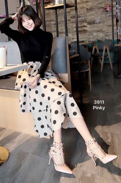 พร้อมส่ง มาใหม่จ้าา วาเลนหมุดหลากสี 3911 รองเท้าสไตล์เกาหลีงานนำเข้าวาเลนหมุดหลากสี งานแบรนด์หรู รุ่นนี้หายากจ้า มีร้านนี้น้าาาา รอบนี้มาน้อย งานหนังแก้ววาวๆ สวยวิ้ง แต่งอะไหล่หมุดหลากสีให้ดูเก๋ ไม่ซ้ำใครสายรัดส้นแบบเกี่ยวปรับระดับได้ จะใส่ทำงาน ใส่ออกงาน