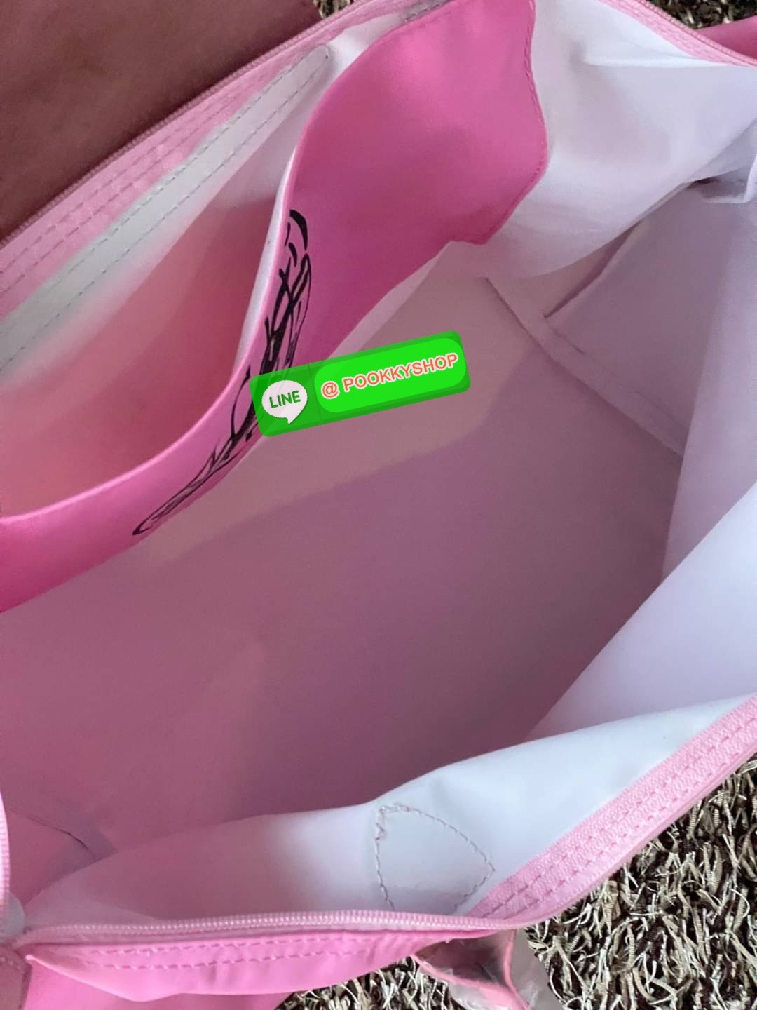 ð Longchamp x AndrÃĐ Le Pliage Large Shoulder Bag āļāļāļĨāđāļĨāļāļāļąāđāļāļŠāļļāļāļāļīāđāļĻāļĐāļāļēāļāļĨāļāļāļāļāļāļāđ âLongchamp & AndrÃĐâ āļāļĩāđāļĄāļĩāļĻāļīāļĨāļāļīāļāļāļĢāļēāļāļīāļāļĩāđāļāļ·āđāļāļāļąāļ āļāļąāļāđāļāļĢ āļāļēāđāļĢāļ§āļē (Mr. AndrÃĐ Saraiva) āđāļāđāļēāļāļāļāļāļēāđāļĢāļāđāļāļāļĢāđāļāļēāļĢāđāļāļđāļāļŠāļļāļāļĢāđāļēāđāļĢāļīāļāļāļĒāđāļēāļ âāļĄāļīāļŠāđāļāļāļĢāđāđāļ (Mr. A)â āļĄāļēāļĢāđāļ§āļĄāļāļāļāđāļāļāļāļĢāļ°āđāļāđāļēāļāļāļĨāđāļĨāļāļ