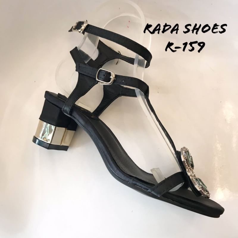 ใครรออยู่ ... ด่วน!!!เลยจ้า สวยถูกมาก... 2019 New Shoes ... รองเท้าโรเจอร์ เพชรเขียว รองเท้า พร้อมส่ง ... รองเท้าแบบใหม่ล่าสุด โรเจอร์เพชรเขียว แบบปังมาก กนะตอบรับใส่สวย สูง 3 นิ้ว งานรัดส้น สายตะข้อเกี่ยว ปรับระดับขนาดได้งานเพชรอลัง สวยสมัยใหม่จ้า