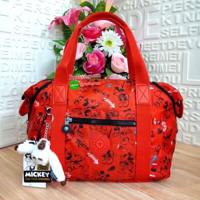 Disney's® 90 Years of Mickey Mouse Handbag 👍 รุ่น ART size M 👍กระเป๋าผ้าคิปลิงสะพายไหล่ได้ ครอสบอดี้ได้ มีสายยาวให้ 👍สามารถปรับสไตล์กระเป๋าได้2รูปแบบ เป็นtote หรือเก็บหูกระเป๋าก็ได้ 👍ช่องใหญ่ใส่ของได้จุ เปิดปิดด้วยซิป