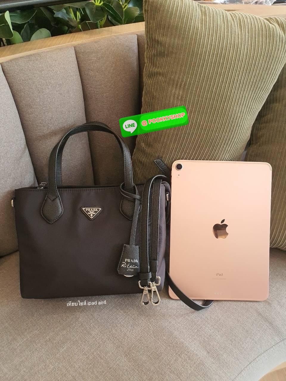 NEW ARRIVIAL กระเป๋าผ้าไนล่อน ทรงHandbag ขนาดกำลังดีมินิน่ารักมากค่า จากแบรนด์ PRADA เปิดปิดด้วยซิป ด้านในมีช่องซิปและช่องแยก แบ่งเป็นสัดส่วน ใส่กปต.ยาว เครื่องสำอางค์ ได้สบายค้า เหมาะกับการถือเป็น everyday look สุดๆ และยังมาพร้อมสายยาว Crossbodyได้อีกด้ว