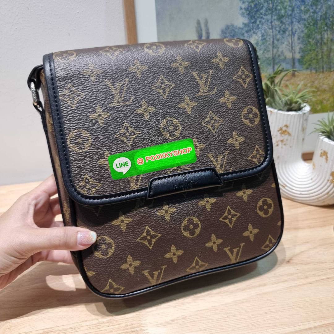 LV bass macassar monogram bag ของใหม่จัดให้หนุ่มๆ จากเคาน์เตอร์ dutyfree กับกระเป๋าสะพายทรงแมสเซ็นเจอร์ ไซส์กำลังดี เหมาะกับหนุ่มๆที่รักความคล่องตัว วัสดุหนังแท้ปั๊มลายเต็มใบ ดีไซน์คลาสสิค เปิด-ปิดด้วยกระดุมแม่เหล็ก ภายในโล่ง ใส่โทรศัพท์ได้ทุกรุ่น ใส่กระเ
