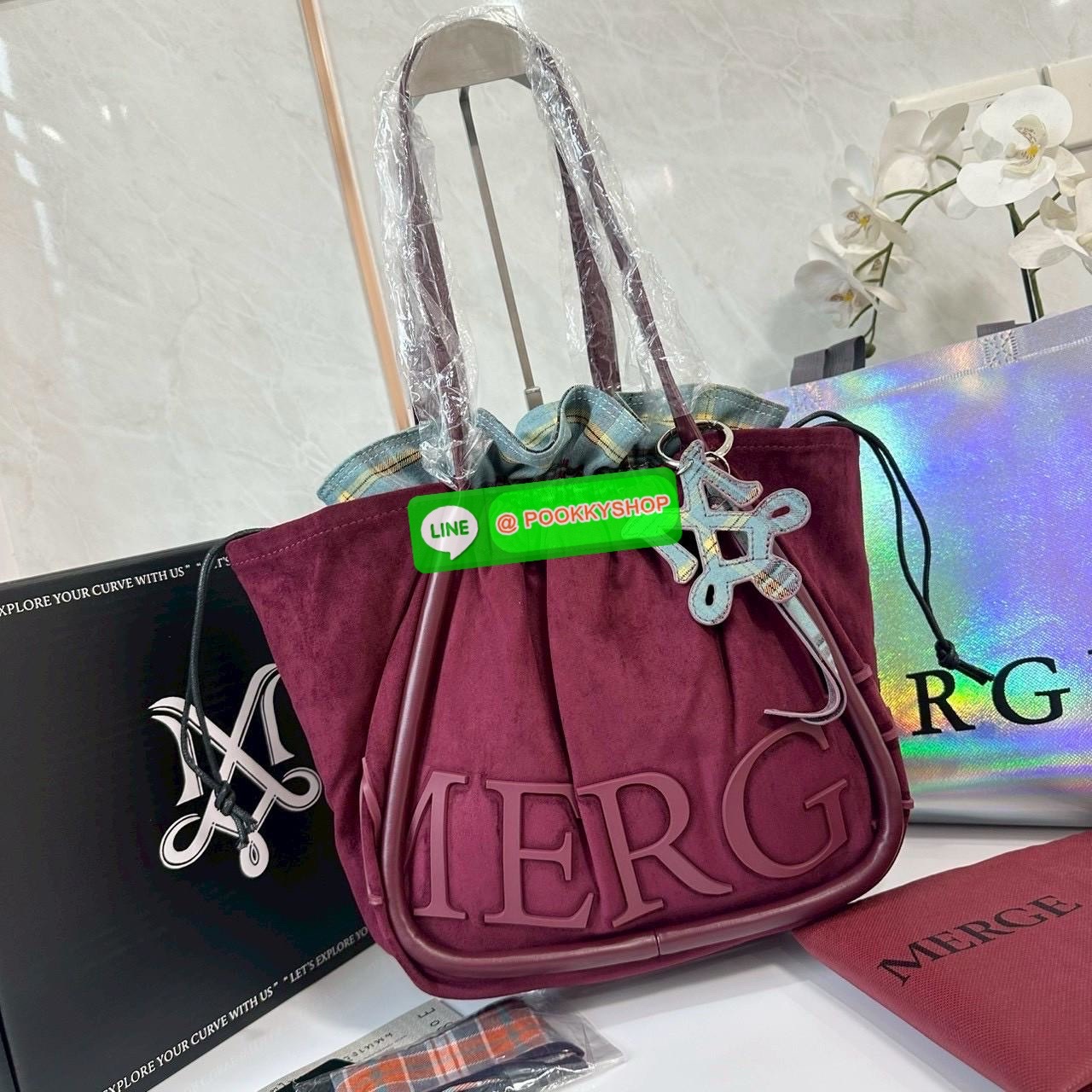 Merge A Day Bag Medium - Suede Edition (Limited) กระเป๋าสะพายไหล่ size ใหม่ ขนาดกระทัดรัดขึ้น แต่ยังสามารถจุของได้เยอะเหมือนเดิม ปรับสายกระเป๋าเป็นแบนสะพายทั้งวันไม่รู้สึกเมื่อยไหล่คะ