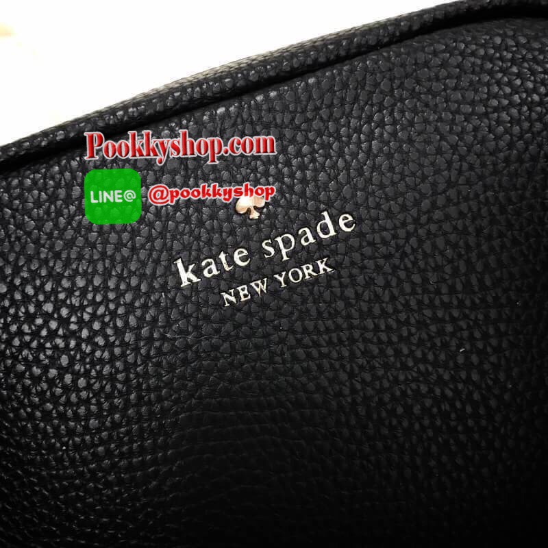 ReStock! รุ่นยอดนิยม Kate Spade NewYork Mini Leather Shoulder Bag กระเป๋าสะพายขนาดมินิหนังสวยหรูอยู่ทรงด้านหน้าประดับโลโก้สีทอง มาพร้อมหัวซิปพู่หนัง และสายสะพายยาวปรับระดับได้ ภายในมีโลโก้ ช่องซิปและช่องเล็ก ซับในสกรีนลายตามแบบฉบับของแบรนด์ ใส่กระเป๋าสตาง