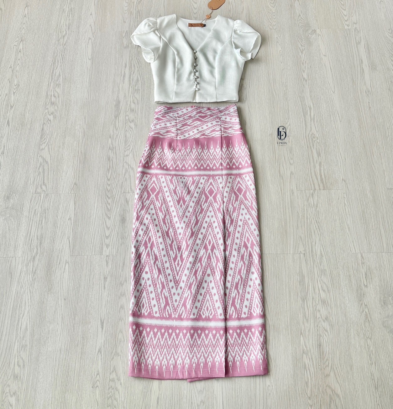 ชุดเซทแฟชั่น ชุดไทยสองชิ้นผ้าถุงเป็นผ้าพิมพ์ลายเกรดพรีเมี่ยม มีด้วยกันสองสีนะคะ สีฟ้าและสีชมพู