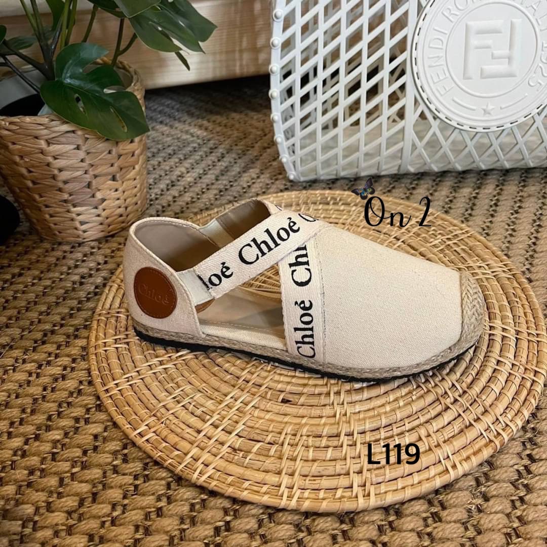 ชนชอปค่ะ รองเท้าคัชชู Chloe ตัวใหม่ แต่งสายแบรนด์ไขว้น่ารัก ผ้าแคนวาสขอบปอ พื้นปั้มสายมียางยืดใส่ง่าย ปีนี้ Chole มาแรงสุดทุกคอล สาวๆห้ามพลาดนะคะ