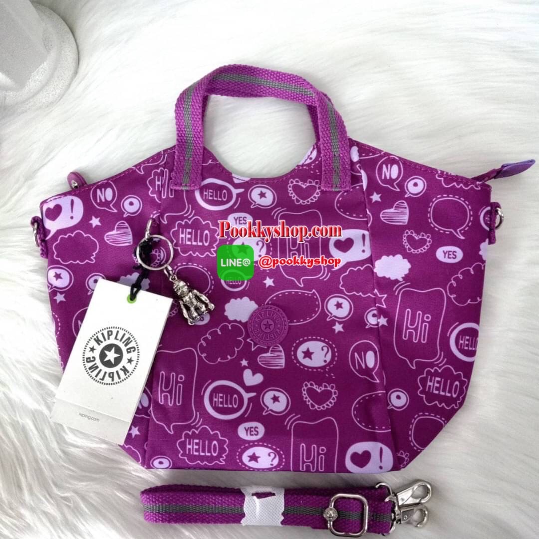 KILING NORI Handbag & Shoulder bag กระเป๋าถือหรือสะพายขนาดกลาง ทำจากวัสดุ ผ้า Nylonเคลือบ+Polyester น้ำหนักเบา จุดเด่นที่ช่องหลักมีขนาดใหญ่ พร้อมช่องซิปแยกย่อย สามารถใส่สัมภาระได้เยอะ มาพร้อมสายสะพายยาว สามารถปรับระดับได้ตามความต้องการ มีพวงกุญแจลิงห้อยตา