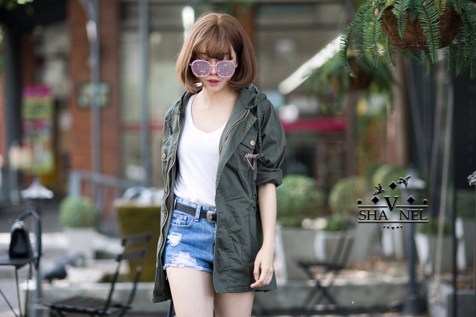 ขายดีที่สุด โค๊ทฮูทเสื้อคลุมทรงทหาร ช่วงเอวเป็นสายปรับรูดเอวได้ ผ้าสีใส่สบาย งานมาพร้อมป้ายเพชร V Chanel บอกเลยต้องมี ใส่แบบไหนก็เท่ห์ ได้ใจสุดๆๆ