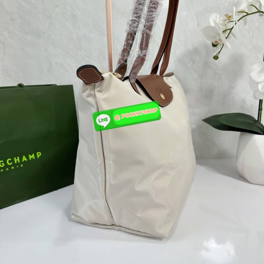 LONHGCHAMP LE PLIAGE ORIGINAL L TOTE BAG 🔖กระเป๋าสะพายไหล่ Le pliage ใบใหญ่ เรียบง่ายจุของได้เยอะ สามารถเก็บเอกสารหรือแล็ปท็อปได้คะ 🔖วัสดุ:ไนลอนเคลือบ 🔖เปิด-ปิดด้วยซิป ภายในกว้าง มีช่องลับแยกคะ 🔖สามารถพับเก็บได้พกพาสะดวกคะ