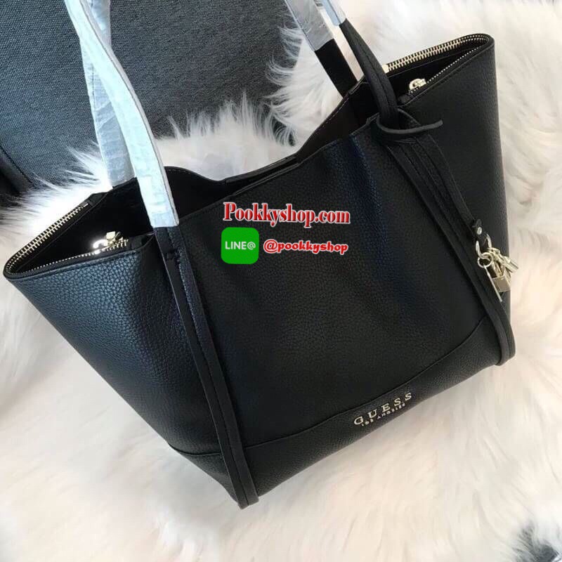 GUESS HEIDI HAMMERED EFFECT BAG 2 in 1กระเป๋าสะพายจาก Guess factory วัสดุ PU คุณภาพดี นิ่ม น้ำหนักเบา ด้านหน้าประดับด้วยโลโก้แบรนด์สุดหรู เปิดปิดกระเป๋าด้วยกระดุมแม่เหล็กและซิป ด้านในโล่งกว้างมีช่องสำหรับใส่ของด้านข้างกระเป๋าเพิ่มอีก2ช่องใช้งาน รุ่นนี้มาพ