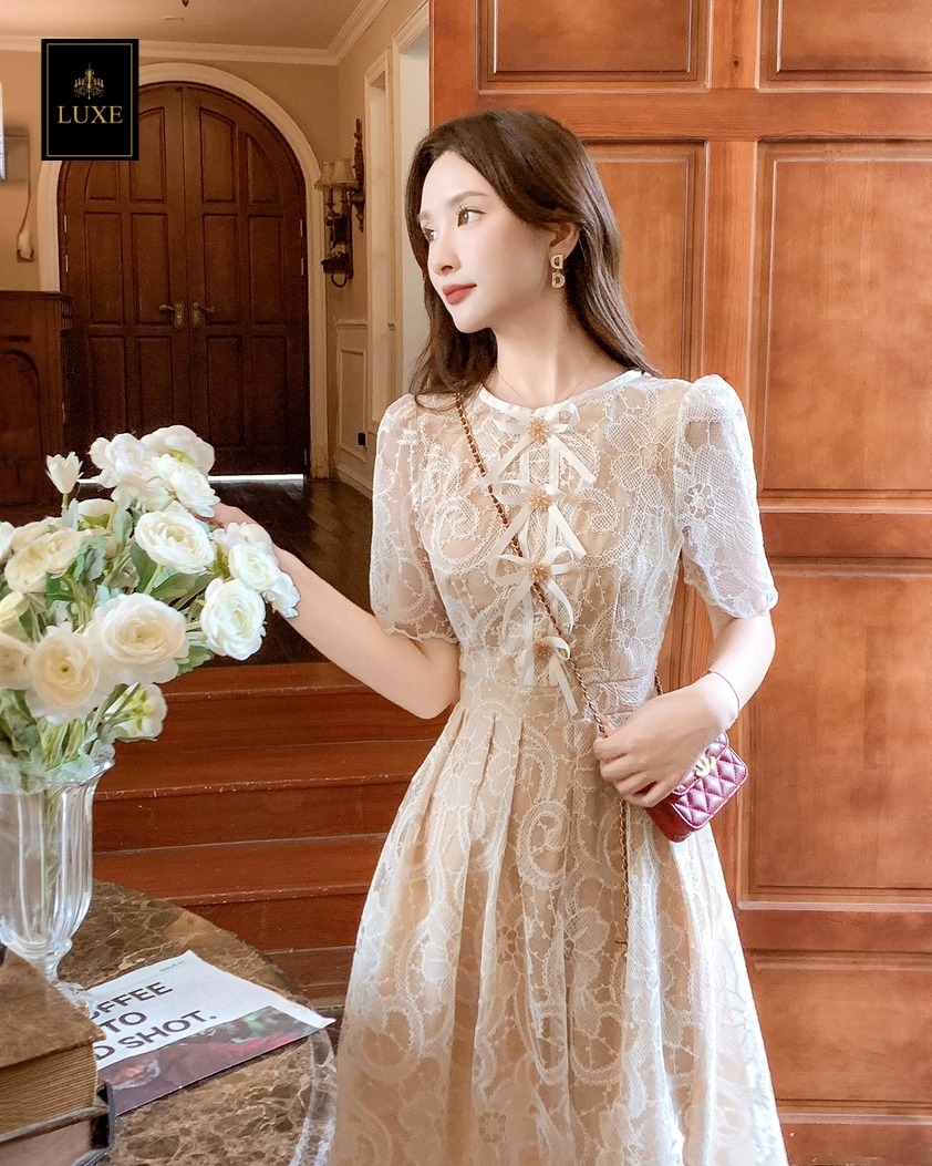 เดรสแฟชั่น เดรสเสื้อคอกลมแขนสั้น กระโปรงจับจีบทรงเอ เสื้อแต่งด้วยริบบิ้นและดอกไม้ลูกปัดสีทอง