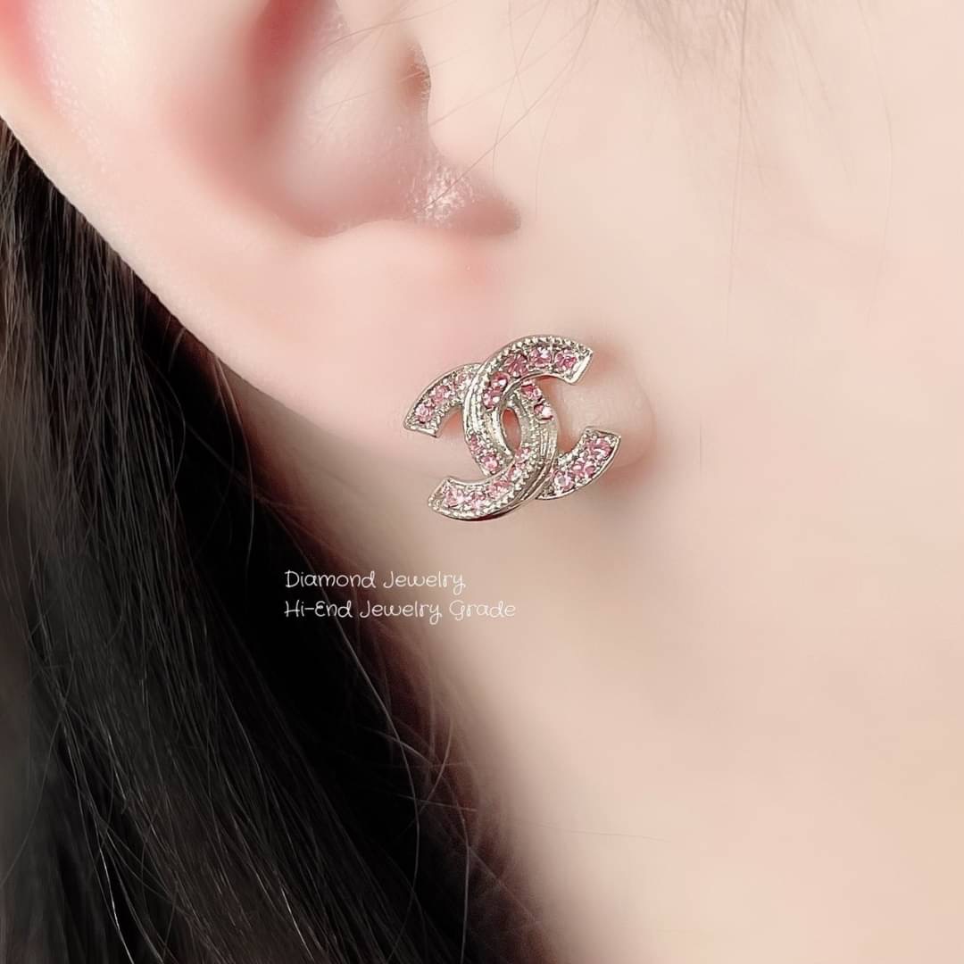 Super Hi-End Quality !!!! ((งาน 1:1 เกรดดีที่สุดในท้องตลาด)) Chanel Earring ต่างหูชาแนล collection ล่าสุด ชนช็อปคะ รับรองสวยวิ้งมากกกกก งานดี ตัวเรือนรับประกันความพอใจเลยค่ะ ตัวเรือนสีทองดูหรูมากๆค่ะ ใส่ออกมาน่าร๊ากกกก จัดเลยคร่าา สาวห้ามพลาดเซเลปใส่กันเย