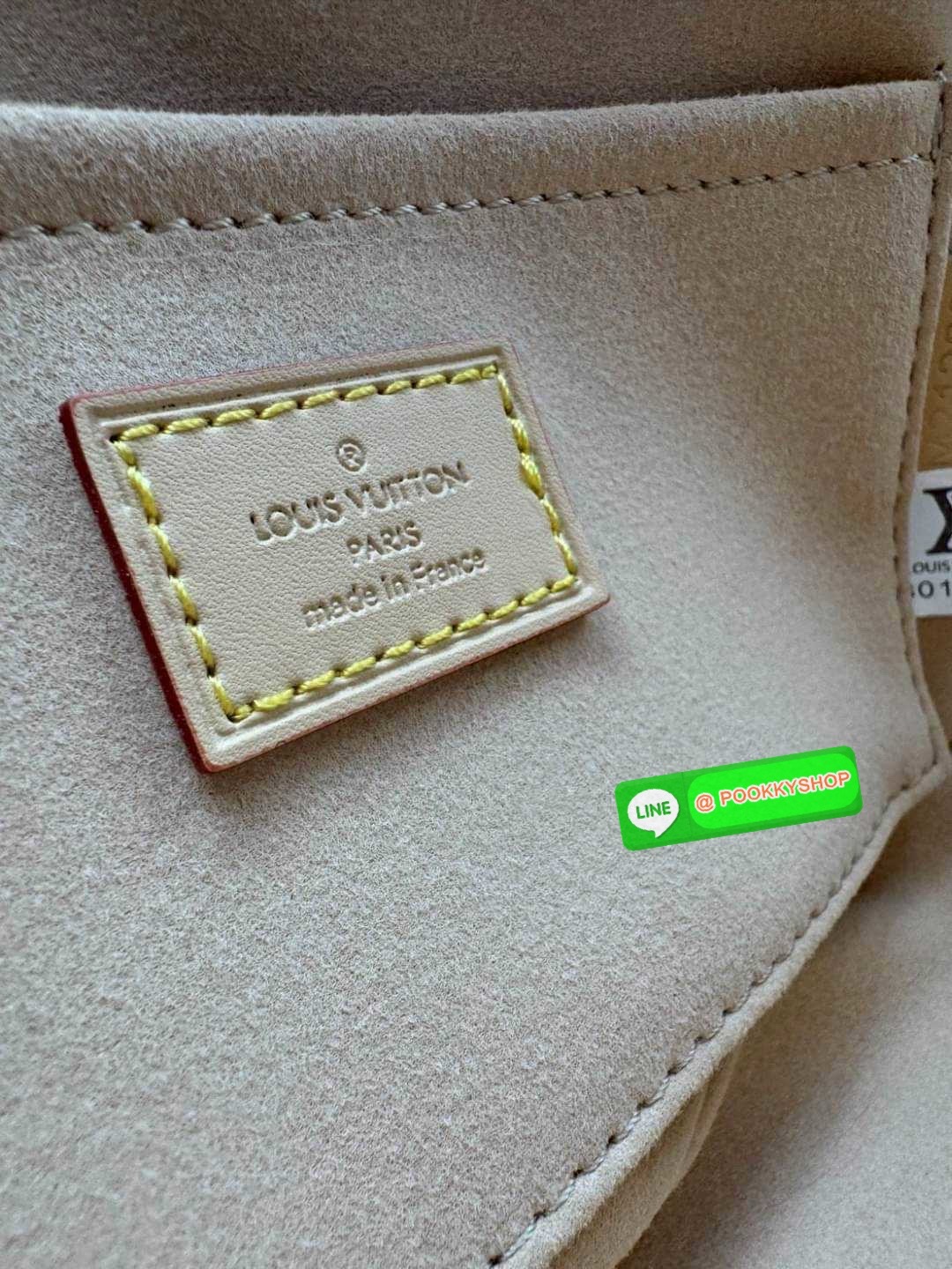 LV x TM Handbag East West Murakami กระเป๋าทรงโท้ทรุ่นท็อปฮิต กับดีไซน์ใหม่ต้อนรับฤดูร้อน โดดเด่นด้วยการตกแต่งลายพิมพ์ โทนสีสดใสสะดุดตา มาพร้อมพวงหนังห้อยรูปโบว์และแท็กปั้มแบรนด์ จับในตัวพร้อมสายสะพายข้าง รูปทรงสวยตลอดกาล ใช้ได้กับทุกลุค ทุกโอกาส ภายในโล่ง