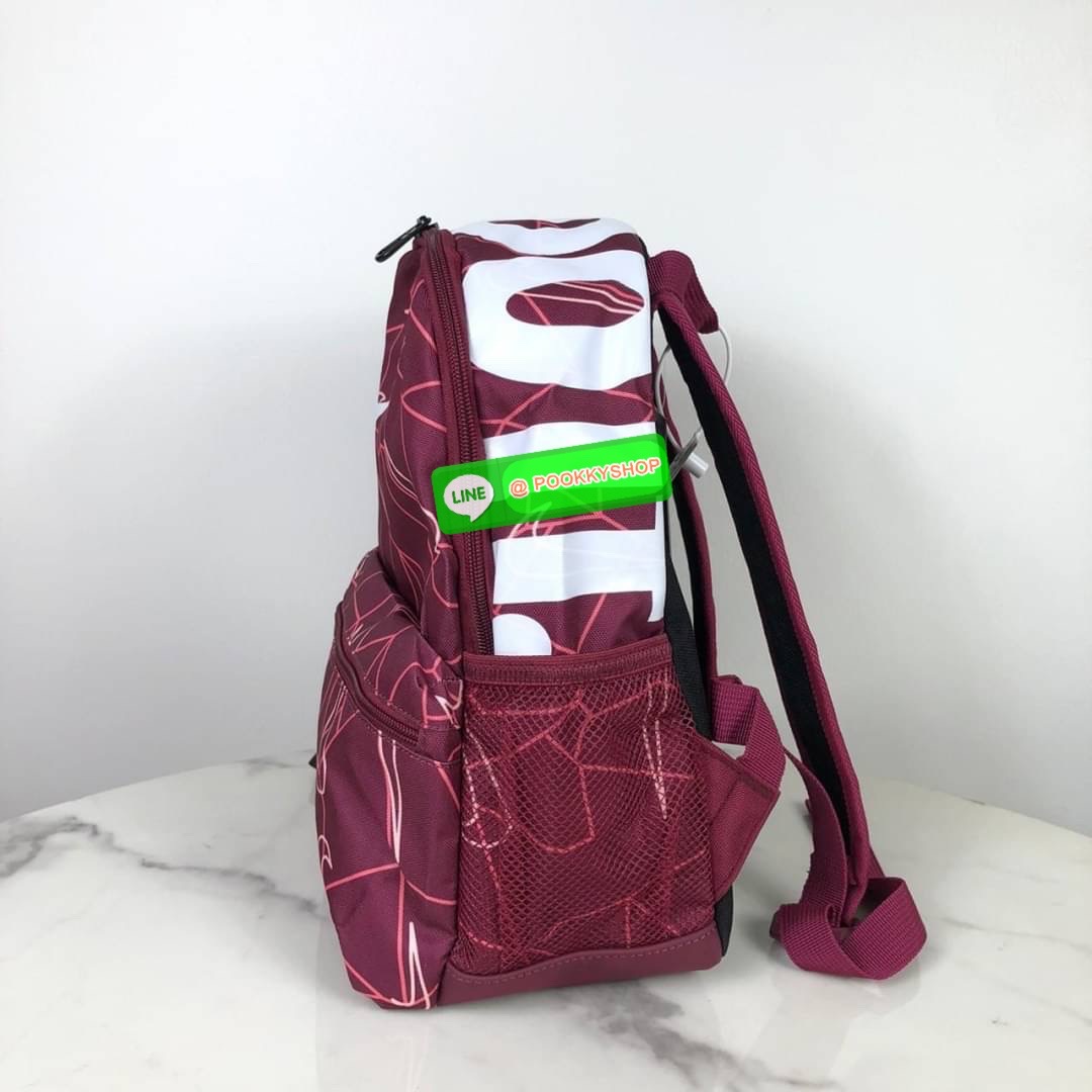 กระเป๋าเป้ NIKE ด้านหน้ามีช่องซิป 1 ช่อง ด้านบนเป็นซิปคู่ ด้านในโล่ง ด้านข้างมีช่องใส่ขวดน้ำได้ทั้ง 2 ข้างค่ะ หูหิ้วด้านบนสูง 4 cm สายสะพาย สามารถปรับได้ Free Size