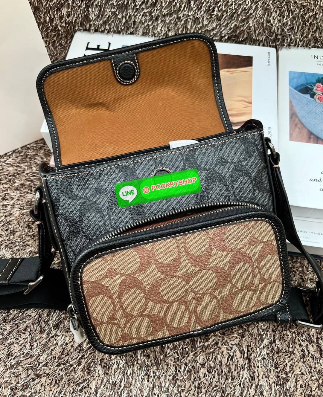 NEW IN! COACH SULLIVAN FLAP CROSSBODY IN BLOCKED SIGNATURE ((CC032)) พร้อมส่ง! รุ่นที่หนุ่มๆถามถึงกันเข้ามา กับกระเป๋าสะพายแบบครอสบอดี้ร์ หนังแท้อย่างดี สวยมากๆ สามารถพกพาไปได้กับทุกๆวัน 🌟รุ่นนี้ห้อยพวงแบรนด์ด้านข้างมาให้2พวงค่ะ ด้านหน้ามีข่องซิปห
