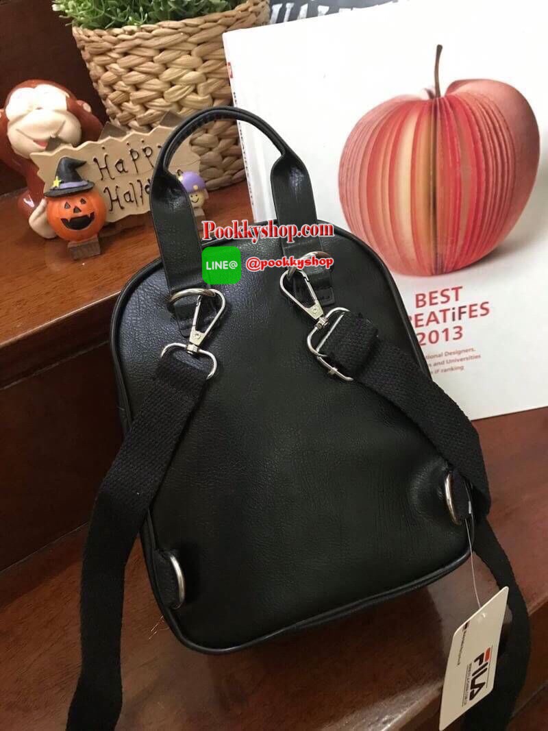 FILA 2WAY MINI BACKPACK กระเป๋าเป้หรือสะพายข้างสไตล์ Sport รุ่น Limited Edition ขนาดมินิ กำลังดี หนังนิ่มตั้งอยู่ทรง กันน้ำและน้ำหนักเบา ด้านหน้าสกรีนโลโก้แบรนด์ ด้านหน้าช่องซิปใส่ของจุกจิก ช่องหลักเปิดปิดด้วยซิปสะดวกใช้ หัวซิปแบรนด์ ภายในมีช่องใส่ของ หูจ