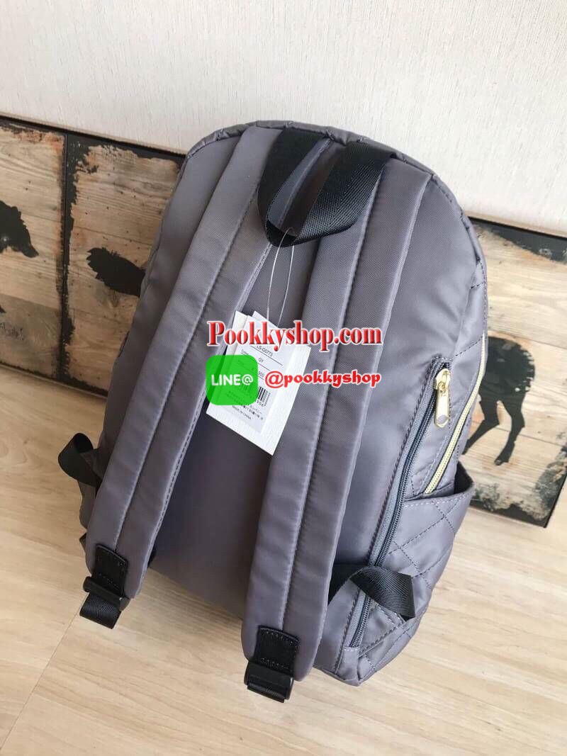 Anello & Legato Largo Nylon Tone Quilting Rucksack รุ่นใหม่ล่าสุดจากเครือ Anello วัสดุไนล่อนเนื้อดี สัมผัสสบายมือ น้ำหนักเบา ด้านข้างมีช่องใส่ขวดน้ำ ด้านหน้า1ช่องซิป ช่องใหญ่เปิดปิดด้วยซิปคู่ ภายในมีช่องแยกเป็นสัดส่วน มีช่องซิปด้านหลังเพื่อหยิบจับของภายใน