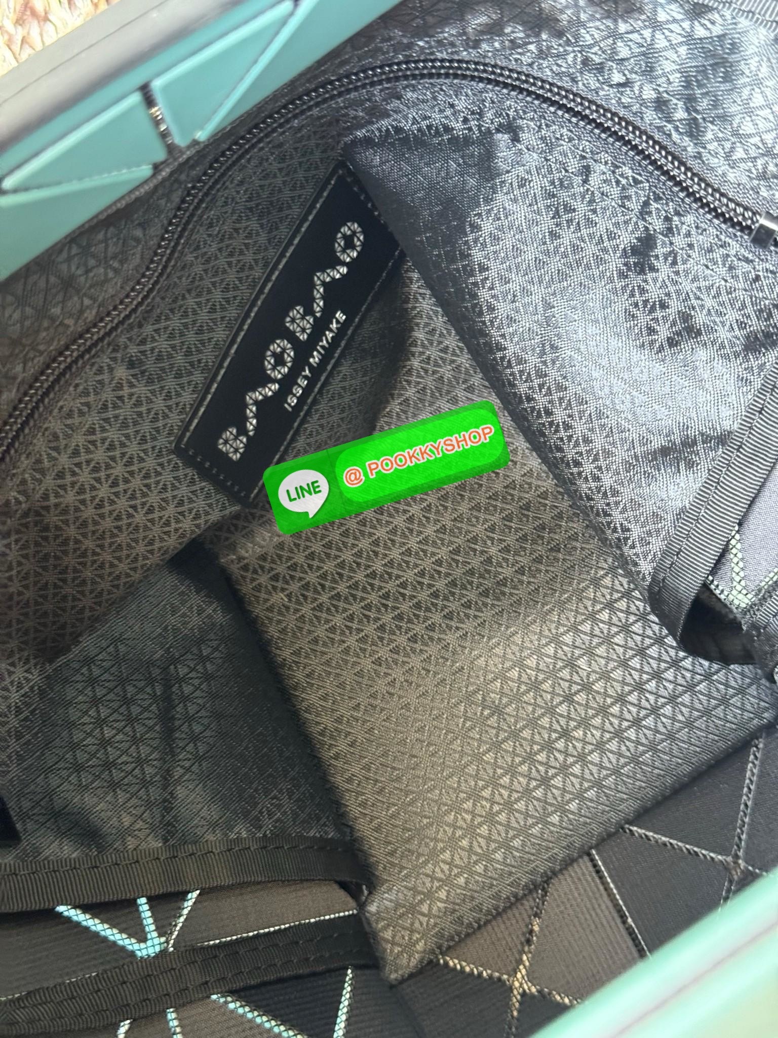 Baobao Issey Miyake large Bocca matte-finish tote bag BOCCA MATTE เป็นกระเป๋าถือรูปแบบใหม่ที่มีด้ามจับด้านในที่ช่วยให้กระเป๋าวางอยู่บนแขนหรือข้อมือได้อย่างนุ่มนวล เป็นกระเป๋าถือขนาดใหญ่นี้มีกระเป๋าด้านในพร้อมซิปที่ช่วยให้จัดเก็บได้อย่างปลอดภัย สามารถใส่แล