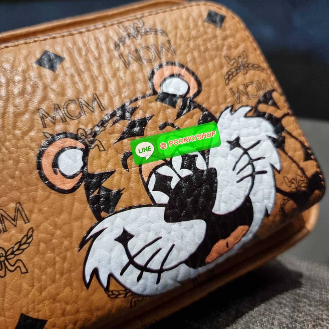 MCM KLASSIK CROSSBODY IN NEW YEAR TIGER VISETOS ใหม่ล่าสุด คอลเลคชั่นรับปีเสือ ของมันต้องมี กระเป๋าสะพายข้างทรงครอสบอดี้ โดดเด่นด้วยลายพริ้นท์น้องเสือคมสวย รุ่นนี้หนุ่มๆหรือสาวๆก็สะพายได้น้า ขนาดกำลังดี วัสดุหนังแคนวาสคุณภาพดี มีช่องหลัก 2 ช่อง เปิด-ปิดด้