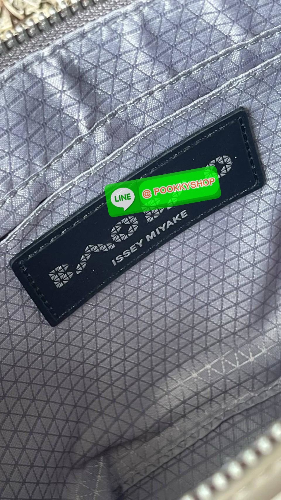 💕 BAO BAO ISSEY MIYAKE Crystal Shoulder Bag งานดีไซน์ที่ดูเรียบง่ายทั้งรูปแบบการใช้งาน มีช่องเปิดปิดแบบซิปเพื่อให้คุณพกพาของมีค่าได้อย่างสบายใจป้องกันสิ่งของตกหล่น ทั้งตัวเพลตสามเหลี่ยมและสายกระเป๋าหนัง สวยแบบคูลๆ ทั้งยังดูแลรักษาง่าย น้ำหนักเบา เ