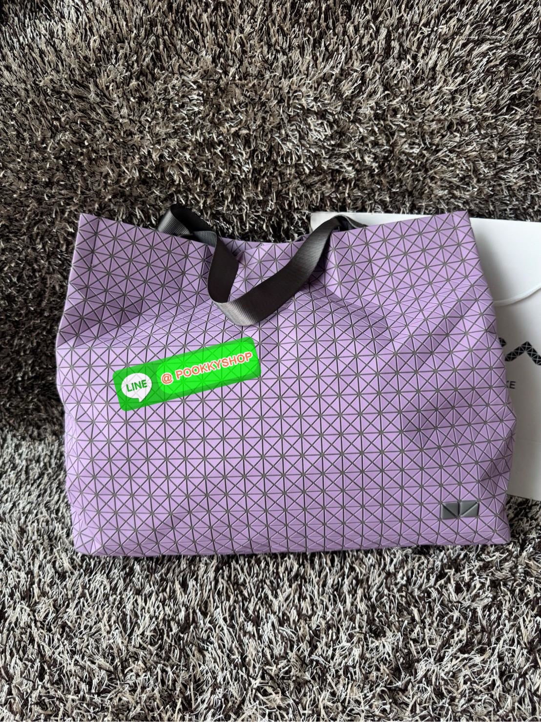 Baobao Issey Miyake Cart geometric L tote bag รูปทรงที่สร้างขึ้นโดยบังเอิญ' เสื้อผ้าที่มีโครงสร้างและได้รับการออกแบบทางวิศวกรรมอันเป็นเอกลักษณ์ของแบรนด์ ส่งต่อไปยังเครื่องประดับที่น่าประทับใจและไร้กาลเวลาเหล่านี้ กระเป๋าโท้ต Cart ประดิษฐ์ขึ้นจากการตั