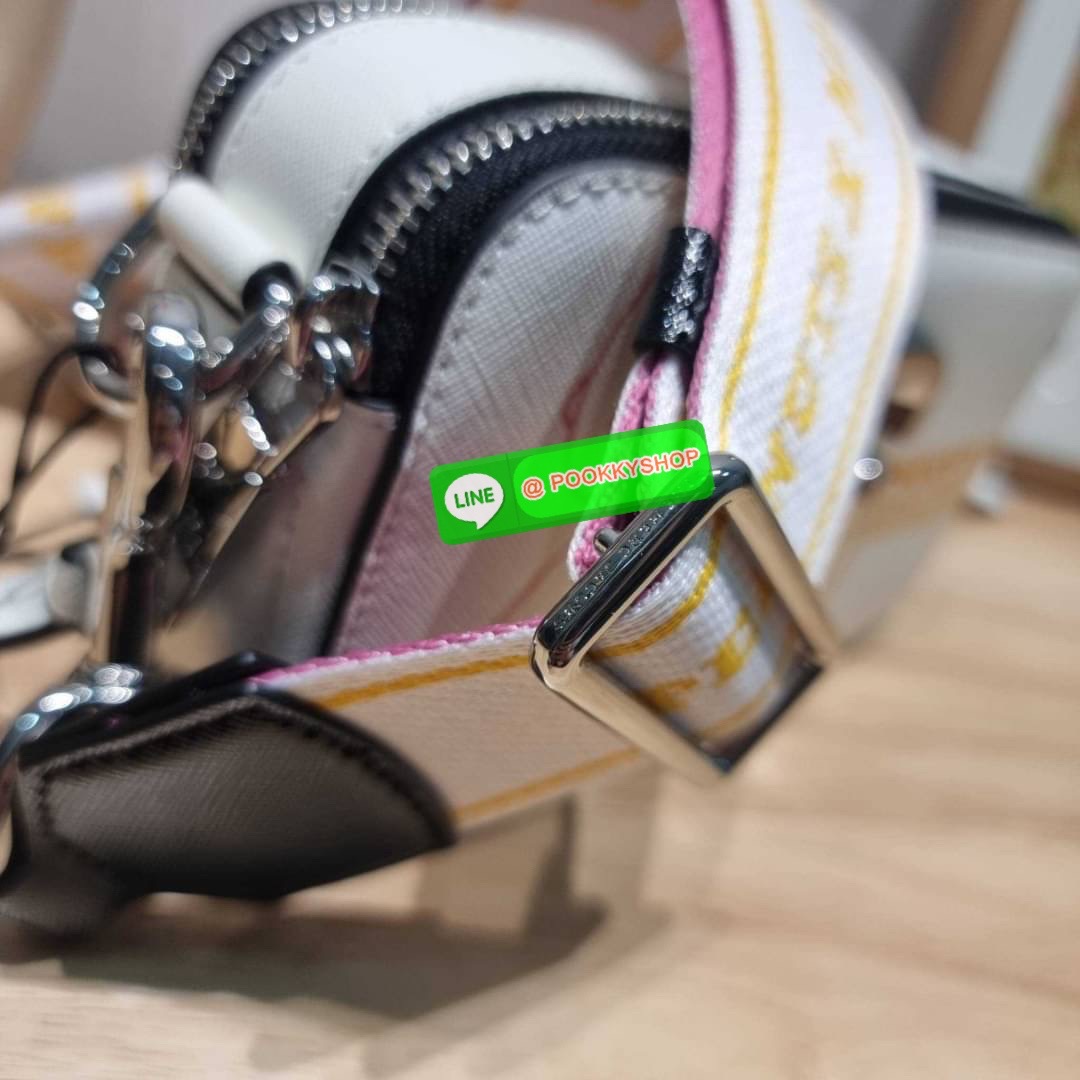 PEANUTS × MARC JACOBS THE SNAPSHOT CROSSBODY BAG คอลเลคชั่นแสนคิวท์ ที่ยกขบวนเหล่าซุปตาร์การ์ตูนมาให้แบบจัดเต็ม กับไอเท็มยอดฮิตที่โดดเด่นเป็นเอกลักษณ์ กระเป๋าสะพายข้างสุดปัง ดีไซน์ลายพรินท์แก๊งค์การ์ตูนสุดฮอต เรียกได้ว่าไม่ซ้ำใคร!! วัสดุหนังวัว สวยอยู่ทรง