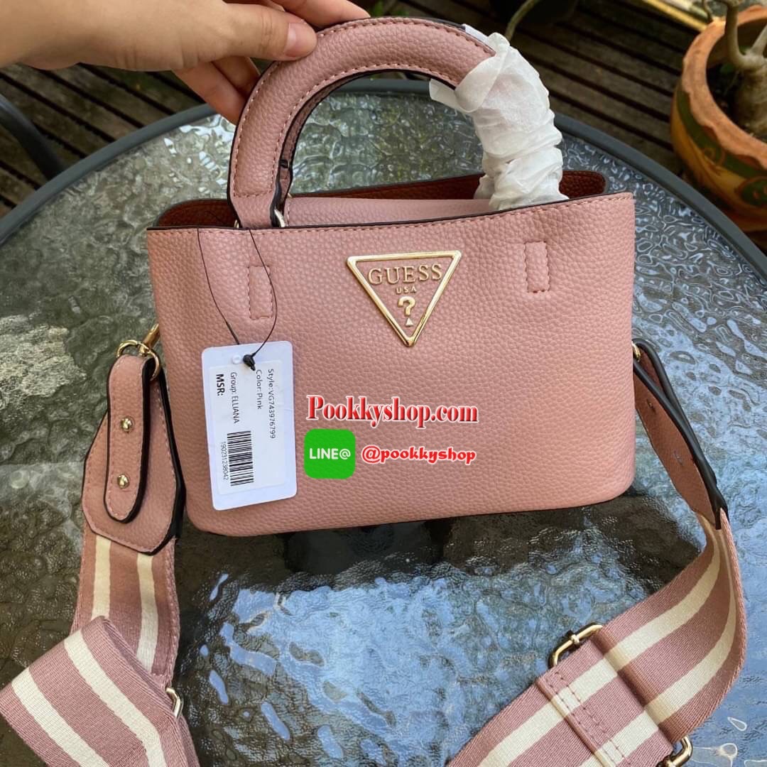 Guess Aretha Mini Satchel กระเป๋าขนาดกระทัดรัด วัสดุทำจากหนัง PU สังเคราะห์นุ่มมือมาก น้ำหนักเบา โลโก้แบรนด์สีทองด้านหน้าดูหรูหรา สายผ้าแคนวาสถอดได้ ด้านในแบ่งเป็นสัดส่วน มีซิป น่ารักมากๆค่ะรุ่นนี้