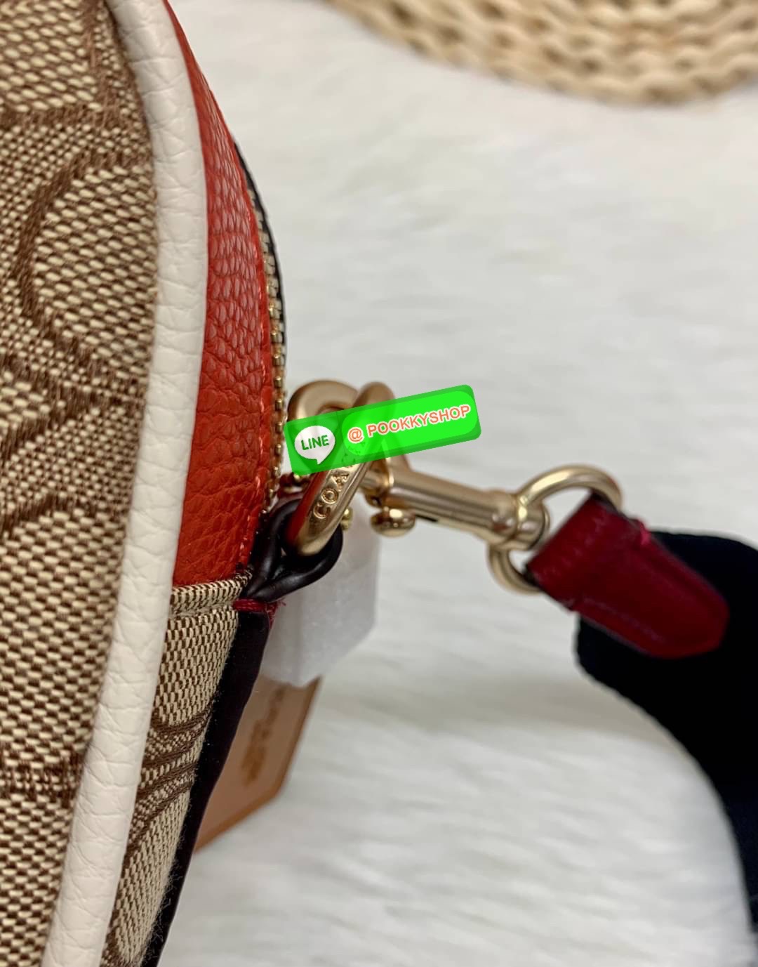 New arrival! 🌈รุ่นใหม่ห้ามพลาดค่ะ! Coach Dempsey Camera Bag In Signature Jacquard With Stripe And Coach Patch ((1912)) พร้อมส่งที่ไทย! กระเป๋าสะพายครอสบอดี้ร์กรือสะพายข้างได้ วัสดุJacquard+หนังแท้ สวยงามมากๆค่ะ ด้านหน้ามีป้ายวงกลมหนังโลโก้แบรนด์ เ