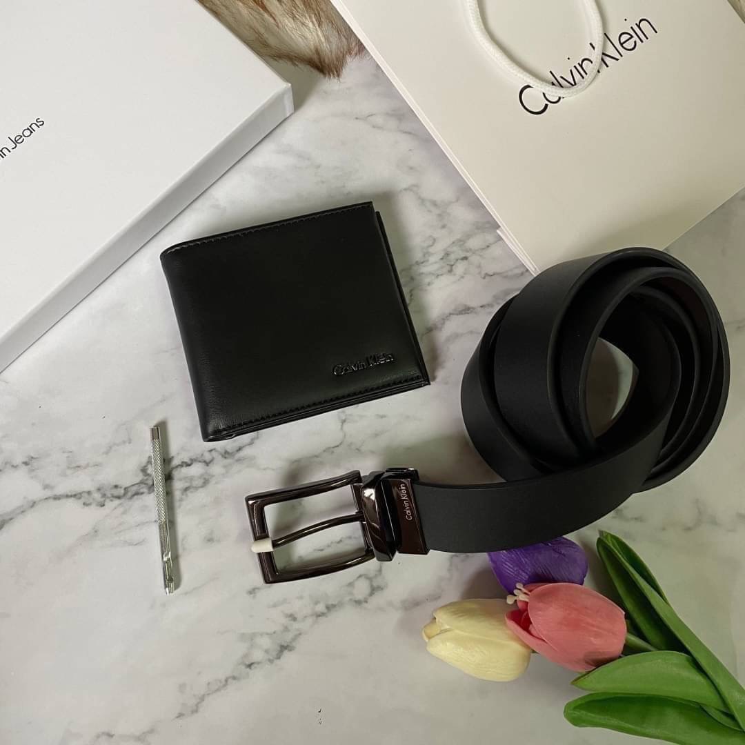 Calvin Klein Leather Belt & Wallet Set Setกระเป๋าสตางค์+เข็มขัด กระเป๋าสตางค์ด้านหน้าปั๊มชื่อแบรนด์ มีช่องใส่บัตร ช่องใส่ธนบัตร 2 ช่อง และช่องเก็บเหรียญ เข็มขัดหนังแท้ปั๊มแบรนด์ สามารถสลับใช้ได้ทั้ง 2 ด้าน เข็มขัดปรับระดับได้ 5 ระดับ มาพร้อมที่เจาะรูจ้า