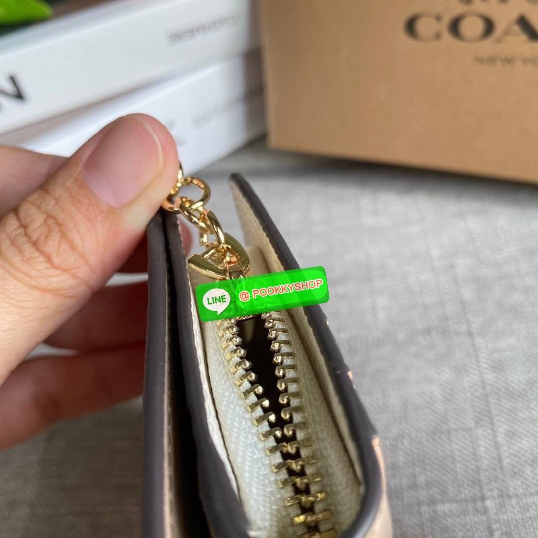 COACH X JEAN MICHEL BASQUIAT SNAP WALLET (COACH C5614) 🛍กระเป๋าสตางค์ใบเล็ก พกพาสะดวก วัสดุหนังแท้ ทนทาน เปิด-ปิดด้วยกระดุม ภายในมีช่องใส่บัตร ใส่ธนบัตรได้ทุกชนิด พร้อมช่องซิปแยกใส่เหรียญคะ