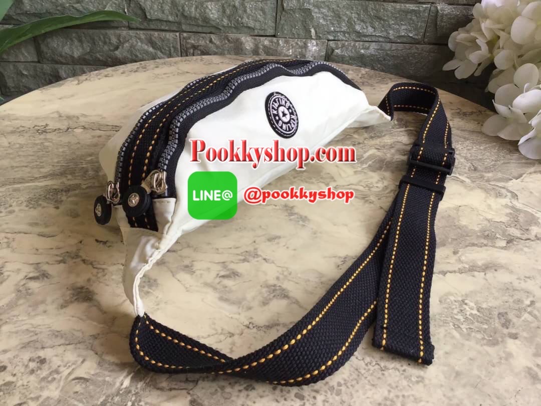 กระเป๋าคาดอกหรือคาดเอว KIPLING YASEMINA Fanny Pack วัสดุด้านนอก Nylon +polyester วัสดุกันน้ำ ด้านหน้ามี 2 ช่องใช้งาน แยกเป็นสัดส่วน ใส่มือถือได้ กระเป๋าเงินใบยาว พร้อมสายคล้องพวงกุญแจ และ พวงกุญแจลิงสัญลักษณ์แบรนด์ สายสะพายเลื่อนปรับความยาวได้ สีสันสดใส น