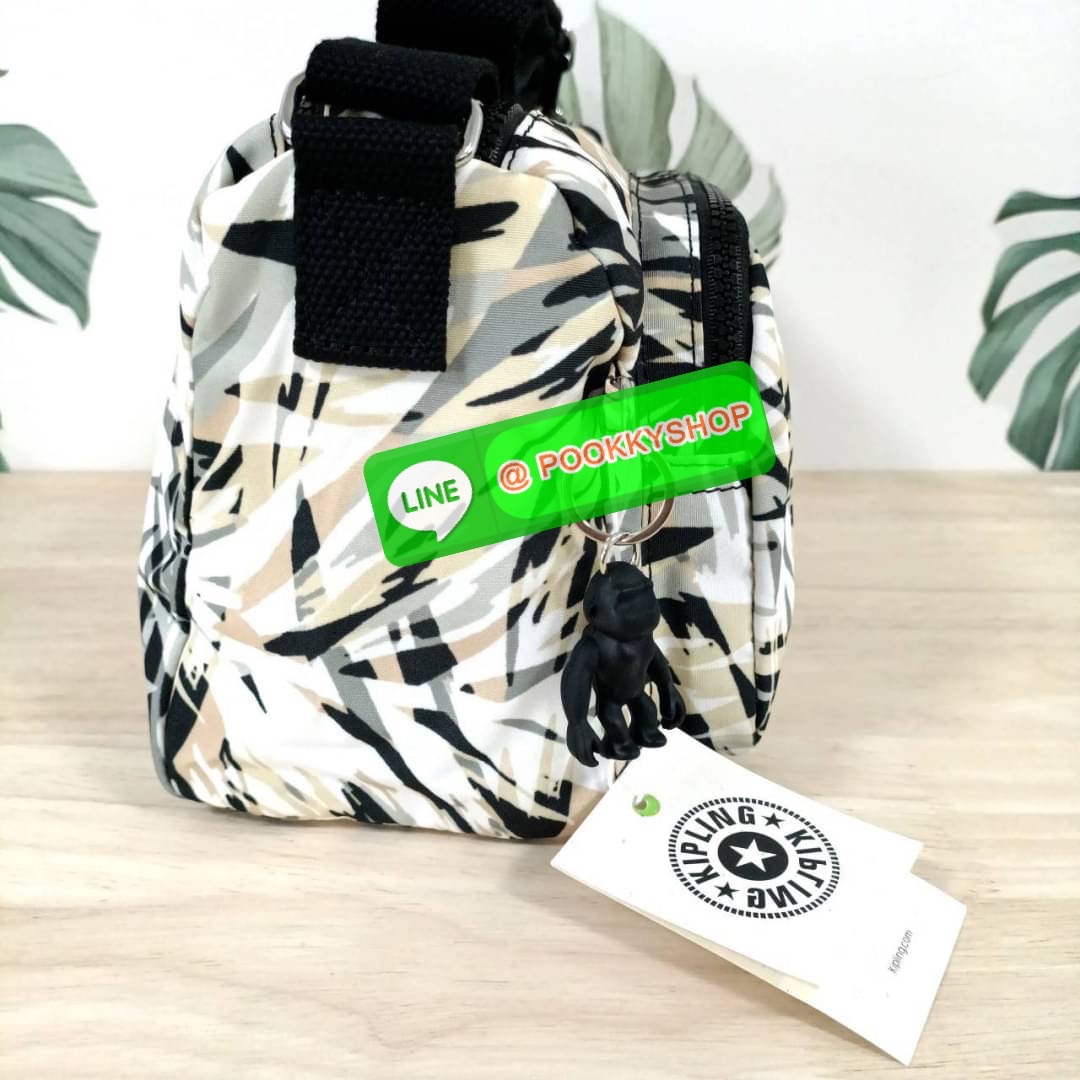 KIPLING RETH CROSSBODY BAG วัสดุ Nylon+polyester กระเป๋าสะพายข้างหรือ สะพาย Crossbody ได้ เปิด-ปิด ด้วยซิปปั๊มแบรนด์ที่หางซิป พร้อมช่องช่องหน้าแยกใส่ของใช้เล็กๆ น้อยๆ ได้ ช่องหลัก 2 ช่อง ด้านในโล่งกว้าง สามารถจุสัมภาระได้เยอะ มีช่องซิปด้านในและสายคล้องพวง