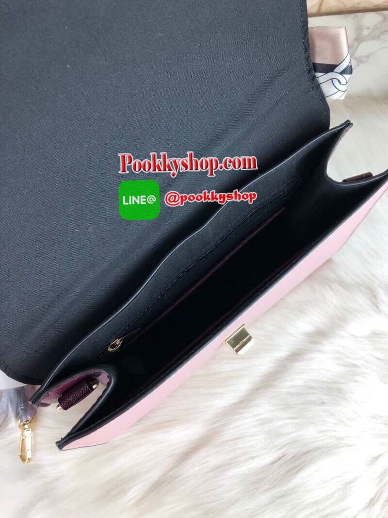 New!! ALDO DETAIL CROSSBODY BAG กระเป๋าถือ/สะพายข้างวางอยู่ทรง แต่งดีเทลเล่นสลับสีที่ตัวฝากระเป๋า พร้อมแต่งผ้าทวิลลี่มาให้ 1 เส้น ด้านหลังมีช่องซิป 1 ช่องเล็ก เปิดปิดแบบหมุนตัวล็อก ด้านในเป็นช่องกว้างจุของ ใส่กระเป๋าเงินใบยาว/iPad mini/iPhone plus ได้สบาย