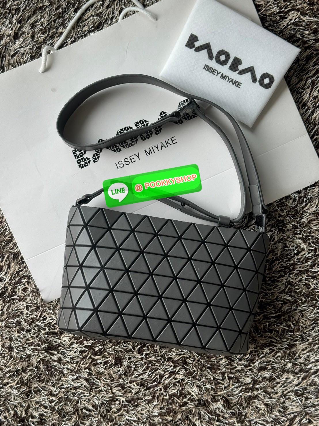 💕 BAO BAO ISSEY MIYAKE Crystal Shoulder Bag งานดีไซน์ที่ดูเรียบง่ายทั้งรูปแบบการใช้งาน มีช่องเปิดปิดแบบซิปเพื่อให้คุณพกพาของมีค่าได้อย่างสบายใจป้องกันสิ่งของตกหล่น ทั้งตัวเพลตสามเหลี่ยมและสายกระเป๋าหนัง สวยแบบคูลๆ ทั้งยังดูแลรักษาง่าย น้ำหนักเบา เ