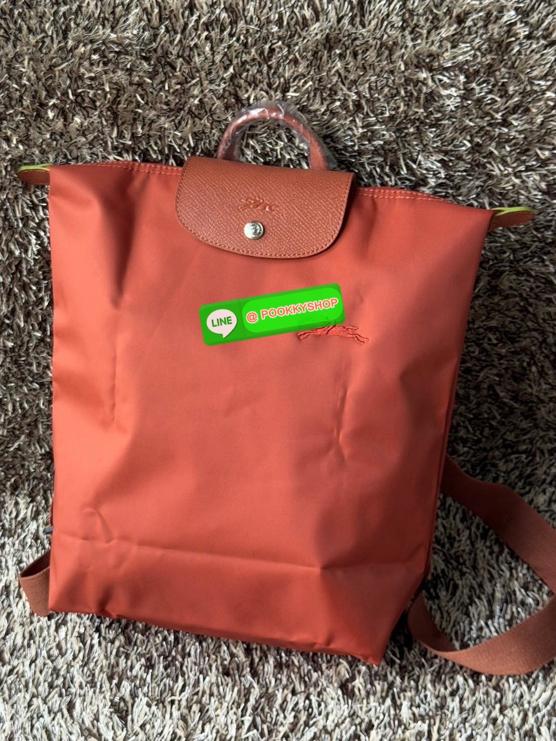 💕LONGCHAMP LE PLIAGE M BACKPACK กระเป๋าเป้น้ำหนักเบาพิเศษนี้ผลิตจากผ้าใบไนลอนรีไซเคิลที่ทนทานและพับเก็บได้ เหมาะสำหรับทุกโอกาส การออกแบบอเนกประสงค์และมีพื้นที่ภายในกว้างขวางที่สามารถเก็บแล็ปท็อปหรือโน๊ตบุ๊กได้ ในขณะที่สายสะพาย ปรับระดับได้ แมตช์ได