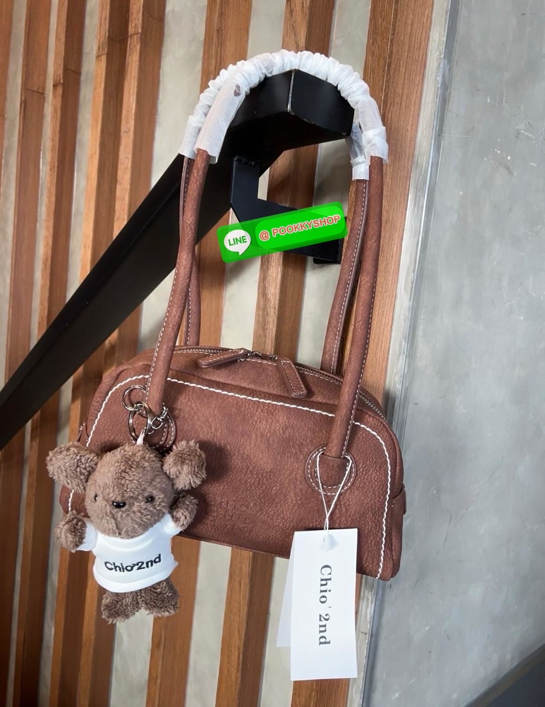 Chio’2nd Suede leather handbag//shoulder bag 💼 💋พร้อมตุ๊กตาหมีแบรนด์ตามรูปหนึ่งตัวค่ะ! 🔖พร้อมส่ง! น้องมากับความน่ารักและเบาเงินในกระเป๋าอีกเช่นเคย ✔️รุ่นนี้ใช้หนังกลับอย่างดีกึ่งกำมะหยี่ ลายหนังสวยมากๆ มีความนิ่มและเบาค่ะ &#