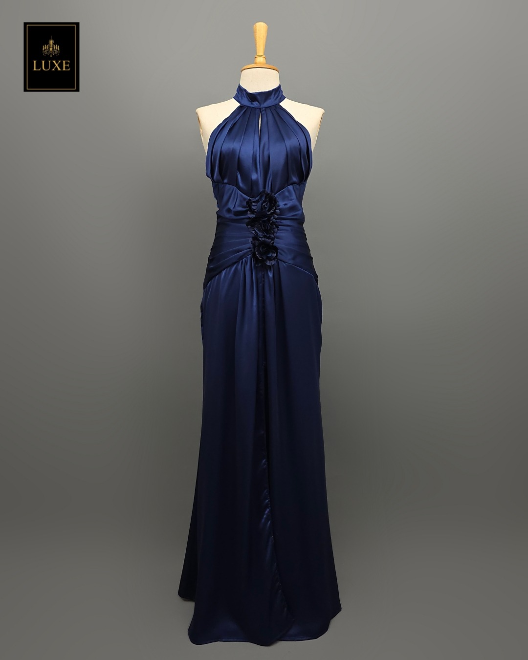 แม็กซี่เดรสเสื้อคอกลมแขนกุด กระโปรงผ่าหน้าขา