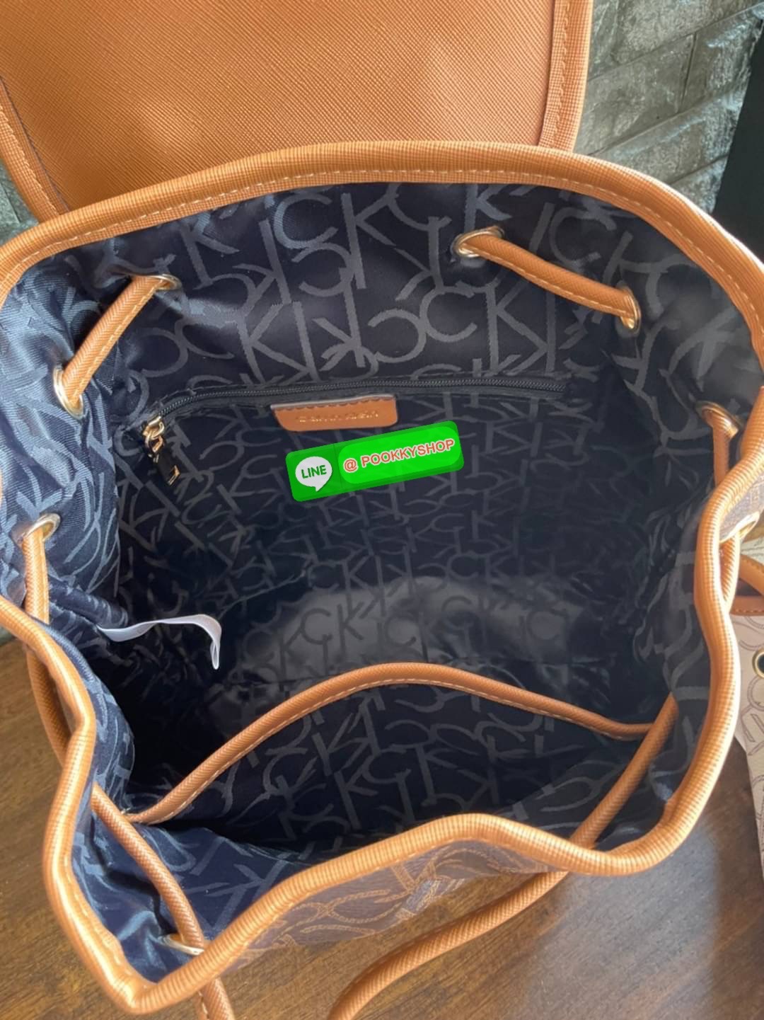Calvin Klein Monogram Backpack Must Have!! 💕เป็นอีกหนึ่งรุ่นของมันต้องมี สวยหรูดูแพงมาก สำหรับรุ่นนี้ และมีฟังชั่นช่องการใช้งานที่น่าใช้ที่สุด!!! 💕 กระเป๋าสะพายเป้รุ่นใหม่ชนช้อป รุ่นยอดนิยม วัสดุ PVC คุณภาพดี หนังนิ่มสวย ฐานกระเป๋าแข็ง ตั้
