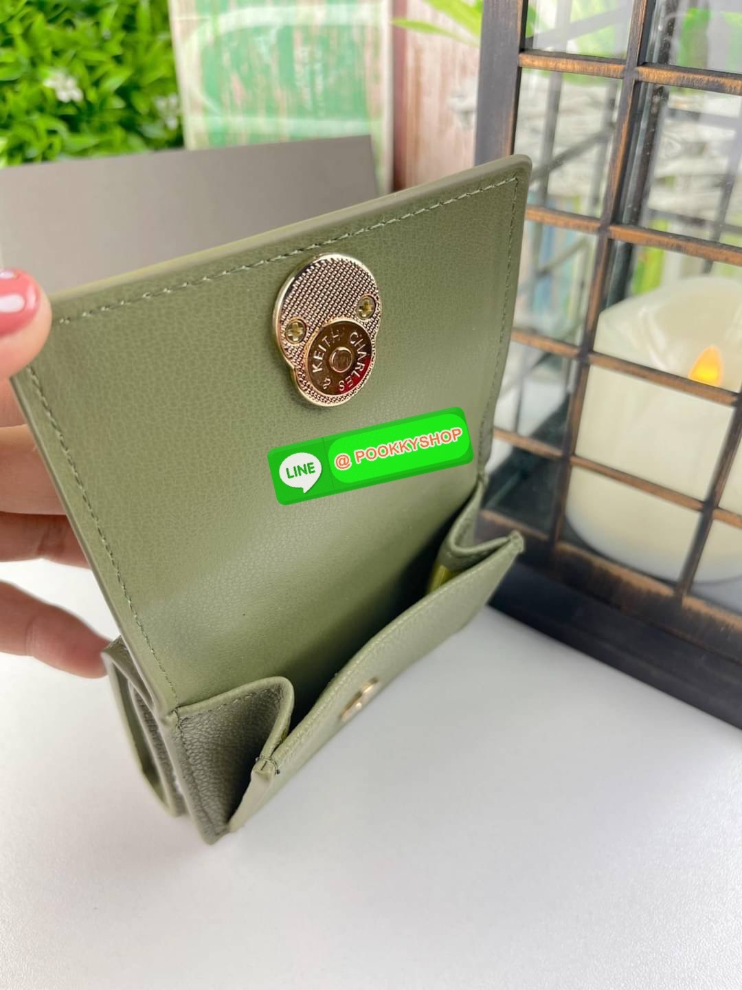 Charles & Keith Blair Metallic-Accent Short Wallet กระเป๋าสตางค์รูปทรงสี่เหลี่ยมจัตุรัส ดีเทลเด่นที่ตัวโลหะด้านหน้า ตัวกระเป๋าพกพาง่ายจะใส่ในกระเป๋าสะพายก็ไม่เปลืองพื้นที่ ดีไซน์สวยดูหรูหราด้วยการตกแต่งกระดุมโลหะสีทอง มีช่องใส่เหรียญ ช่องใหญ่เปิดปิดแบบกระ