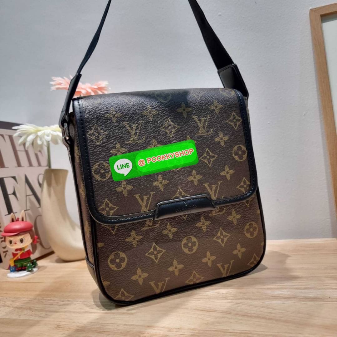 LV bass macassar monogram bag ของใหม่จัดให้หนุ่มๆ จากเคาน์เตอร์ dutyfree กับกระเป๋าสะพายทรงแมสเซ็นเจอร์ ไซส์กำลังดี เหมาะกับหนุ่มๆที่รักความคล่องตัว วัสดุหนังแท้ปั๊มลายเต็มใบ ดีไซน์คลาสสิค เปิด-ปิดด้วยกระดุมแม่เหล็ก ภายในโล่ง ใส่โทรศัพท์ได้ทุกรุ่น ใส่กระเ